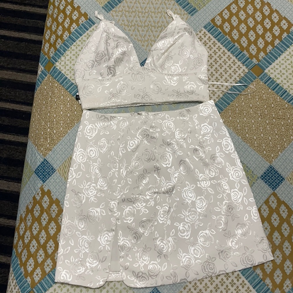 Un set de falda y blusa